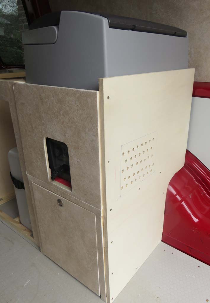 Fertiges Küchenmodul mit Kühlbox und Staubox